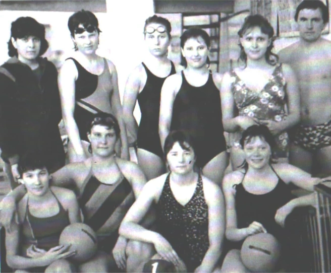 Первые южноуральские ватерполистки и их тренер | Источник: wpcluburalochka.ru