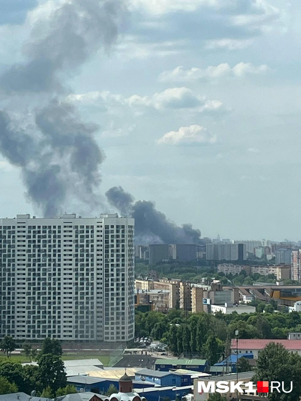 Пожар разгорелся в микрорайоне Перловка | Источник: читатель MSK1.RU