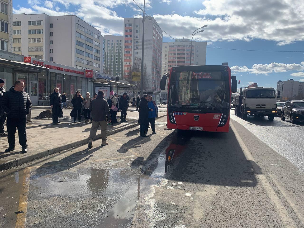 «Девчонка ребра сломала»: очевидец рассказал об аварии, в которой водитель такси снес толпу на остановке в Казани