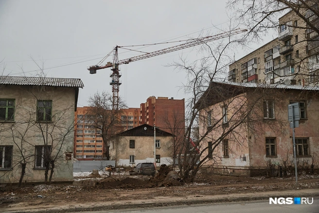 В центре справа виднеется кирпичный самострой, рядом с ним дома компании «Астон.Стройтрест № 43» | Источник: Александр Ощепков / NGS.RU