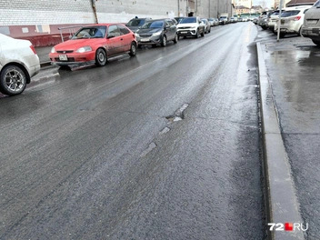 Думаете проблемы на окраинах? Нет, центральная улица Советская. Колея уже отчетливо видна  | Источник: Павел Красоткин / 72.RU 