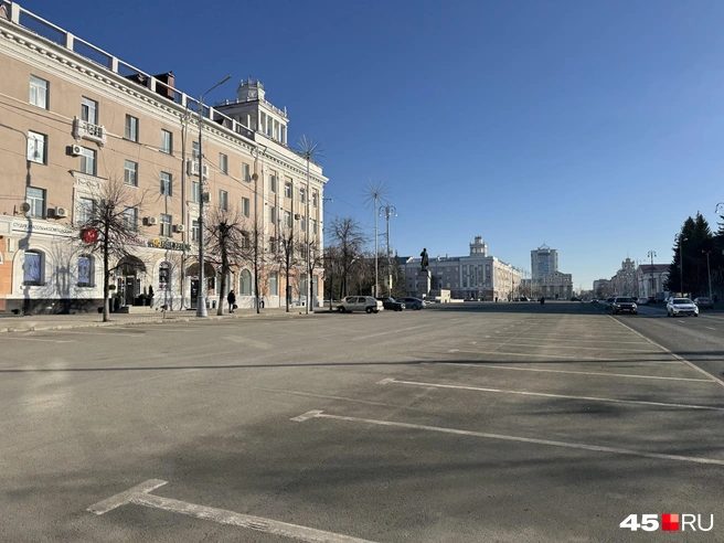 Машин на парковке здесь нет только утром и ночью | Источник: Юлия Король