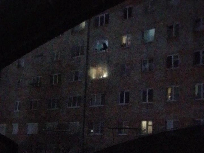 Подъезд здания был окутан дымом, который валил в окно квартиры молодой семьи | Источник: читатель E1.RU