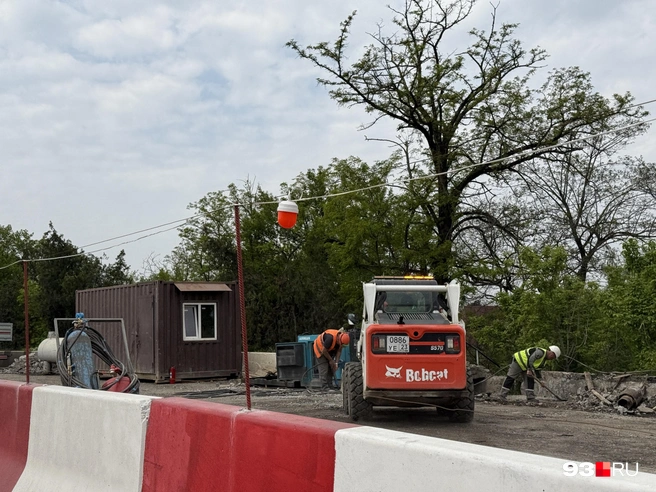 У рабочих есть свой домик на закрытой части моста | Источник: Александр Иванов / 93.RU