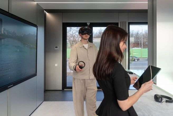 С помощью VR-шлема посетители могут прогуляться по территории будущего квартала, зайти в гранд-лобби и изучить планировки квартир, а также увидеть двор-парк, выполненный в новой концепции | Источник: «ПИК&nbsp;— специализированный застройщик»
