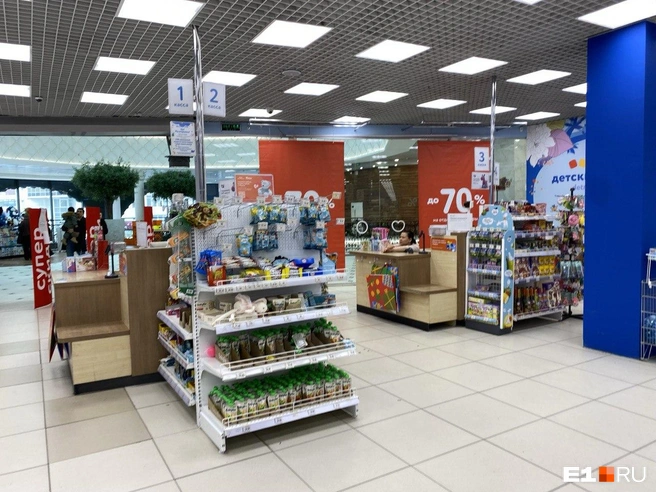 Несмотря на то что в торговом зале много посетителей, на кассах нет очередей | Источник: Ирина Порозова / E1.RU