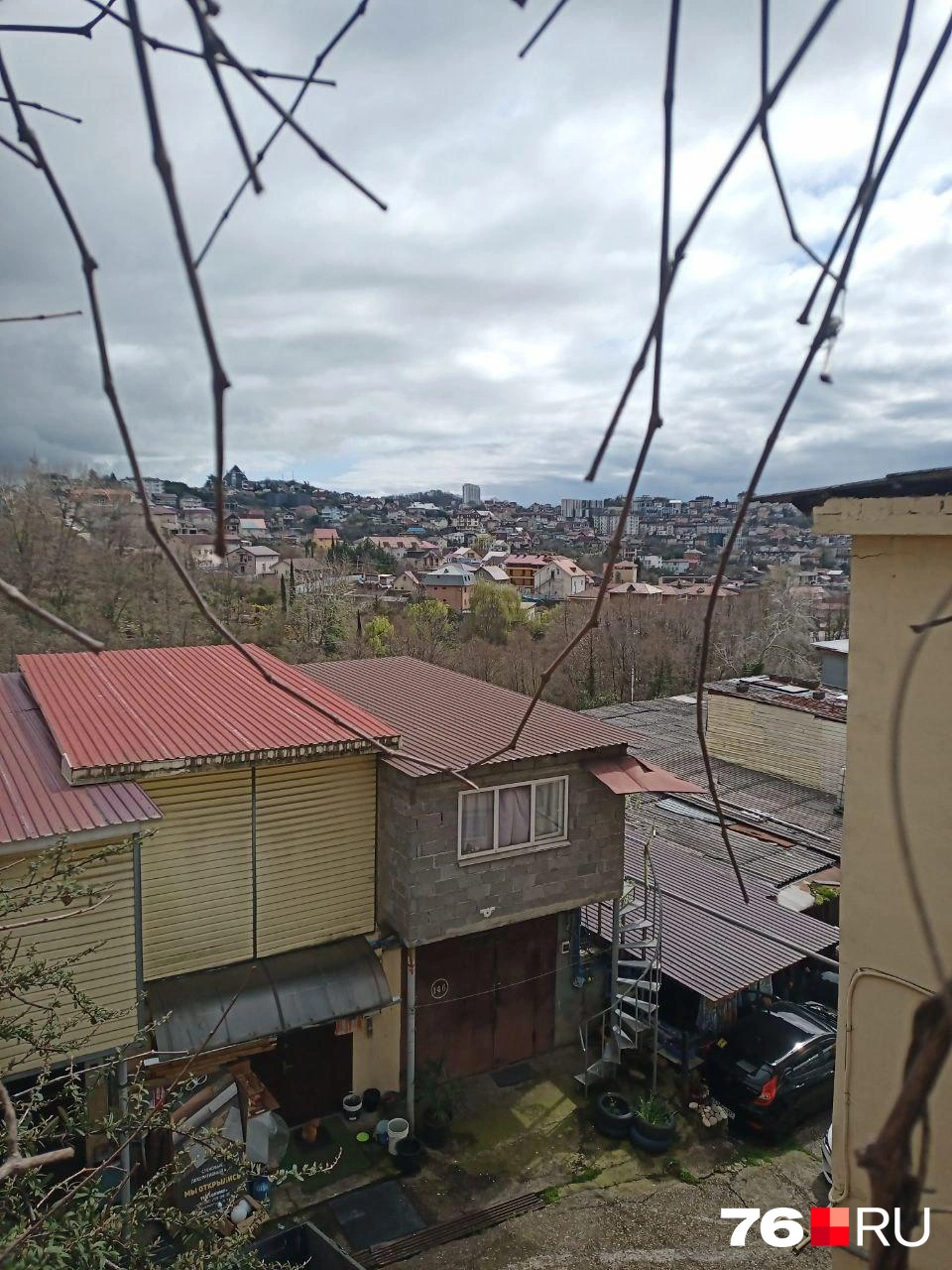 Такие жилые гаражи — особенность рынка недвижимости в Сочи | Источник: Наталья