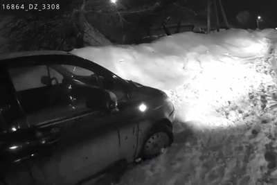 Полицейские помогли женщине в Саранске освободить машину из снежного плена