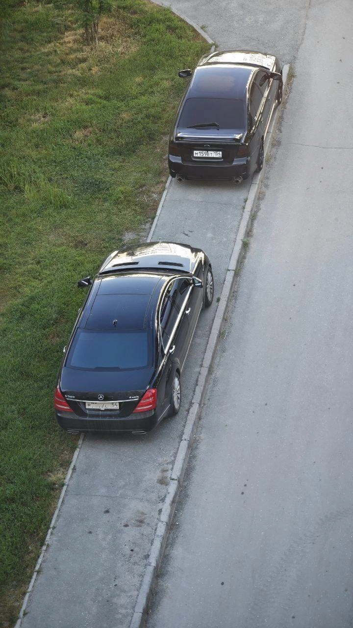 Владелец Mercedes прячет номера, его товарищ-автохам вообще ничего не стесняется | Источник: читатель НГС