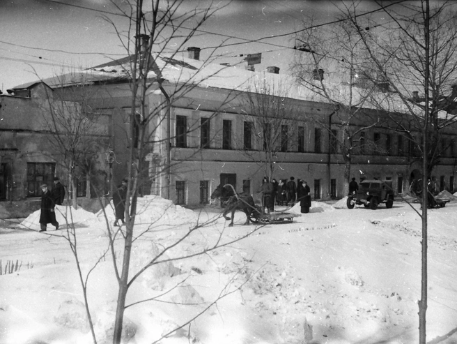 Улица Ушинского, где в прошлом катались на санях, сегодня известна автомобильными пробками. | Источник: Виктор Латышев / Музей Боевой и Трудовой Славы средней школы № 36