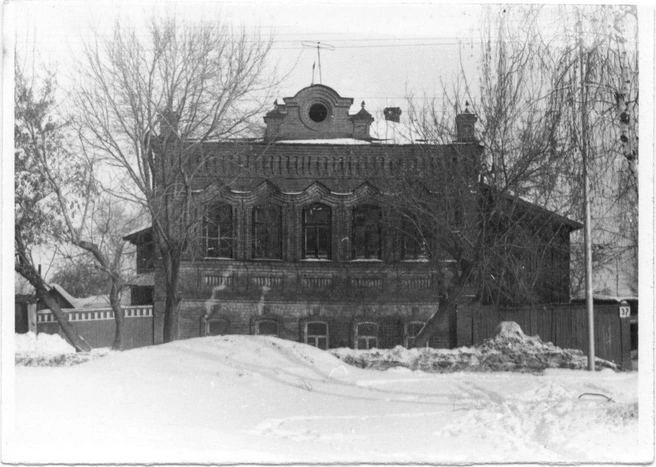 Так дом выглядел в 70-е годы | Источник: Фотоархив ИОПИК г. Тюмени, собр. В. А. Чупиным, ТЮМЕНЬ до НАШЕЙ ЭРЫ