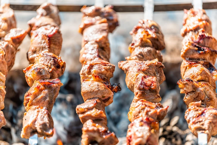 Май, мясо, мангал! 6 маринадов, которые превратят ваш шашлык в шедевр | Источник: Shutterstock/Fotodom.ru