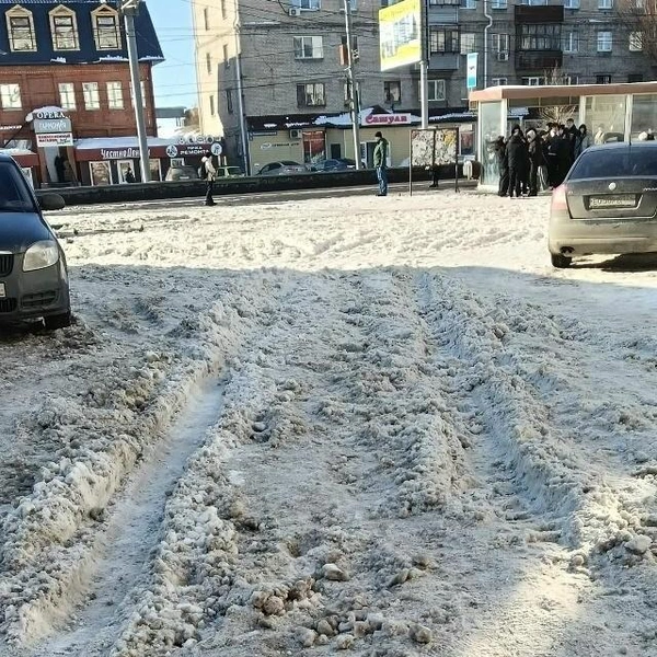 Снежная каша под ногами на тротуаре напротив Некрасовского рынка | Источник: Инцидент | Курган / vk.com