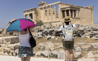 Ситуация с туризмом критическая — экономика может рухнуть, говорят эксперты. Что случилось в Греции?