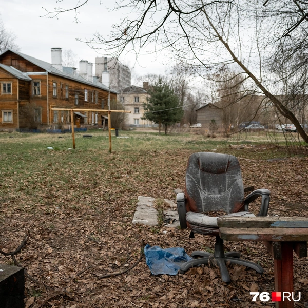 Во дворах жильцы оставили ненужные вещи | Источник: Александр Куренной / 76.RU