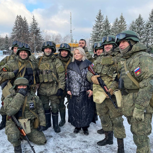Яна Поплавская с российскими добровольцами