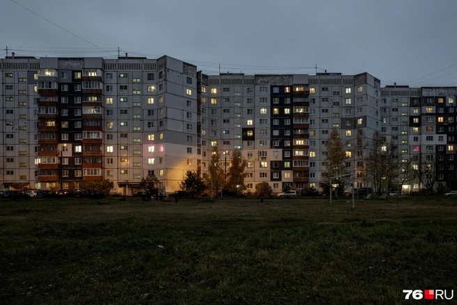 Вечерние огни окрашивают панельные дома в разные оттенки | Источник: Александр Куренной / 76.RU