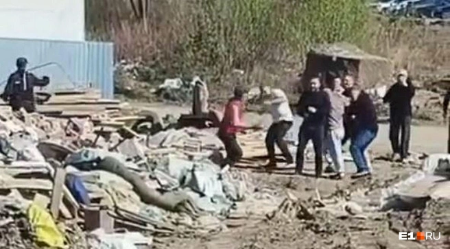 Защитников свалки сначала закидали камнями, потом в одного из них стали стрелять | Источник: читатель E1.RU