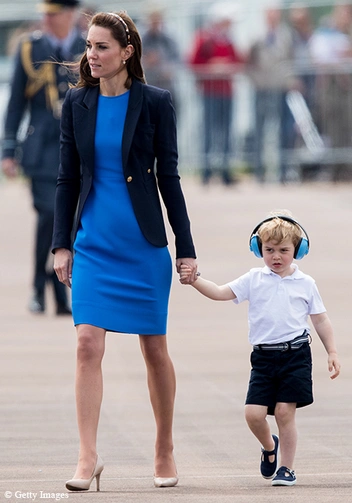 Герцогиня Кембриджская в платье Stella McCartney и блейзере Smythe | marieclaire.ru