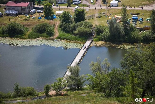 Перейти на другую сторону озера можно по мостику | Источник: Роман Данилкин / 63.RU