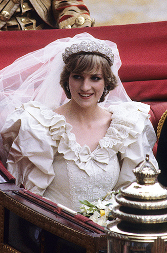 Принцесса ДианаЧерез три года в стране игралась очередная «свадьба века» – принца Чарльза и леди Дианы Спенсер, у которой имелась собственная фамильная тиара. Нет, конечно же, украшение Спенсеров, выполненное в виде бриллиантовых сплетений в форме тюльпанов, лично Диане не принадлежало. Елизавета даже предлагала невестке пойти под венец в «Узелке любви», но леди Ди посчитала, что ей стоит держаться наследия своей семьи. После свадьбы граф Спенсер разрешил дочери оставить тиару у себя, но в 1989 году брат принцессы потребовал вернуть ее назад в семью.