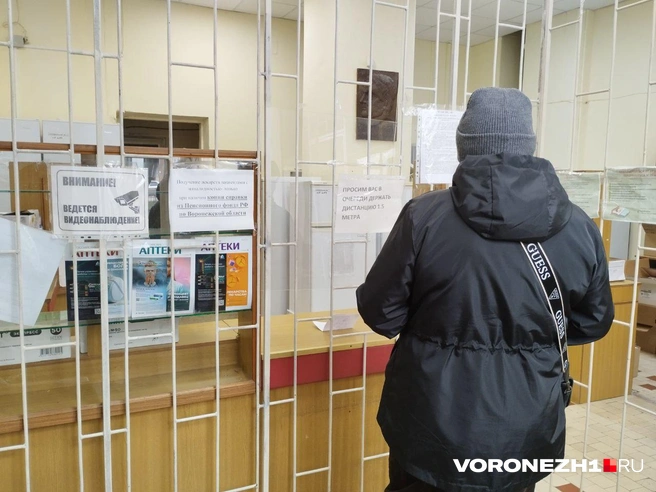 Посетители отделены от фармацевта металлической решеткой | Источник: Дмитрий Волгин / Voronezh1.ru