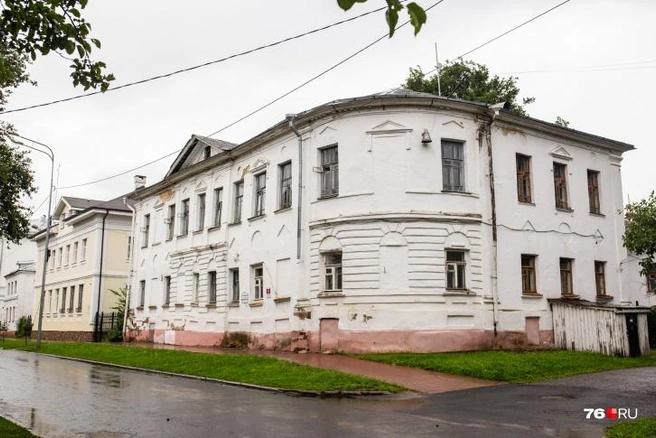 Флигель находится справа от главного здания | Источник: Александра Мамонтова