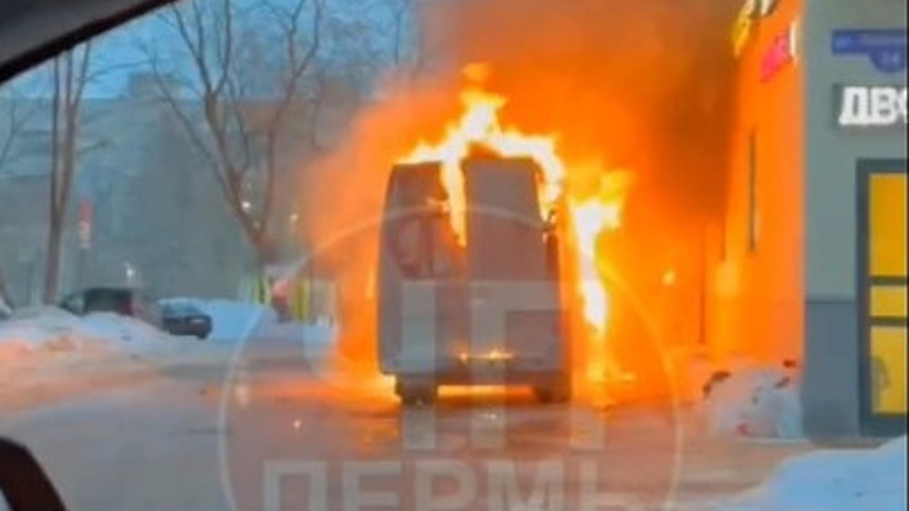 Видео, как 28 февраля в Свердловском районе Перми сгорела «Газель» - 29  февраля 2024 - 59.ру