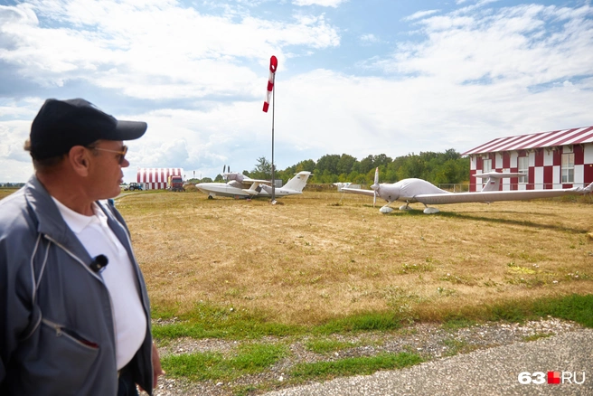 Рядом с гостиницей, заботливо укрытые от солнца чехлами, стоят два самолета Сергея Вячеславовича: «Это австрийский планер Diamond HK36 Super Dimona для удовольствия и мой LA-8, на котором летаю». Еще пара личных бортов авиатора припаркована на подмосковном аэродроме  | Источник: Роман Данилкин / 63.RU