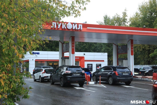 Водители заправляются | Источник: Дмитрий Толстошеев / MSK1.RU