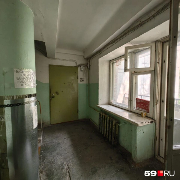 А между этажами еще сохранились старые окна | Источник: Василина Любимова / 59.RU