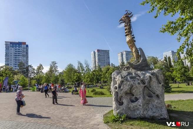 В ЦПКиО, тем временем уверяют, что это не золотой бескрылый петух, а будущая Жар-птица и вообще — талисман парка | Источник: Константин Завриков / V1.RU