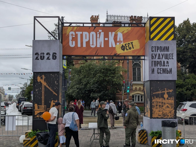 Гостей фестиваля встречает вот такая входная группа. Всех пришедших аккуратно досматривают | Источник: Алина Ринчино / «ИрСити»