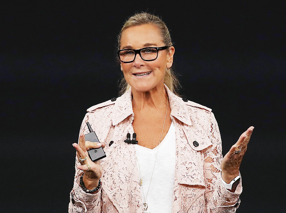 Анжела Арендс, старший вице-директор Apple, выступает в "Театре Стива Джобса", 12 сентября 2017 года | marieclaire.ru