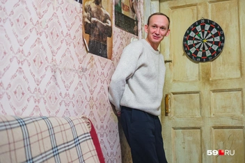 Когда Андрей сам вел экскурсии, он стоял у этой стены и рассказывал историю о начале съемок | Источник: Тимофей Калмаков / 59.RU