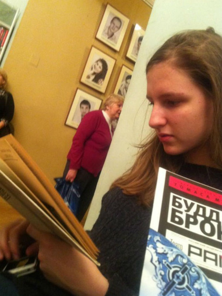 Даже перед началом спектакля в театре, куда Полина пришла с папой, девочка продолжает читать книгу