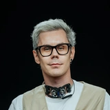 <p>Ян Топлес</p>