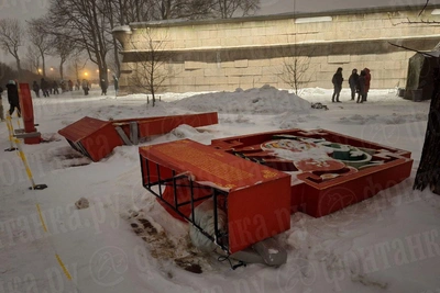 В Петропавловской крепости метель повалила китайские фонари