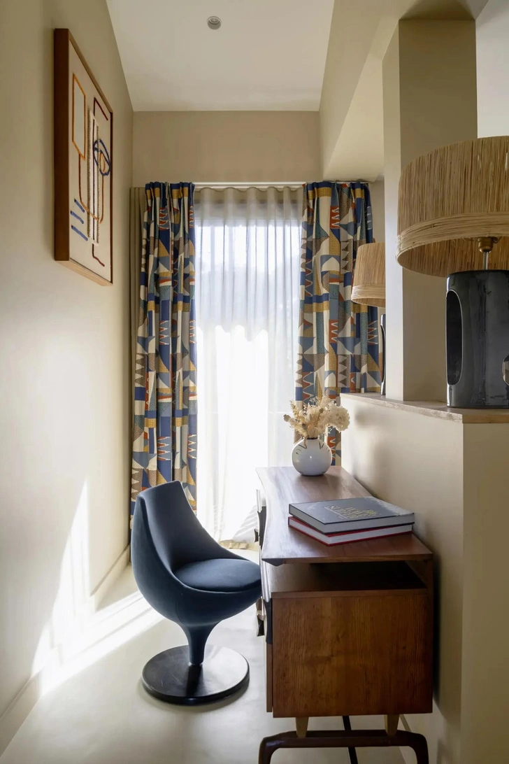 Unik 64. Кресло, Selency. Шторы, Nicola Creatures. Картина, LRNCE. | Источник: Жюльен Фернандес