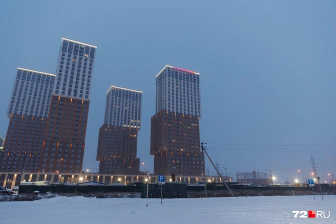 Высота здания — 99,5 метра. В небоскребе (только представьте) разместилось больше 1000 квартир | Источник: Ирина Шарова / 72.RU