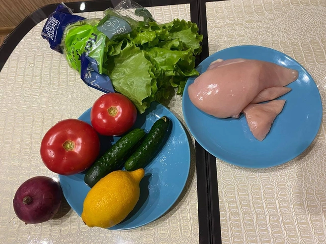 Подготовьте постное мясо и свежие овощи