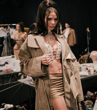 Сексуальный образ в стиле ретро: Алеся Кафельникова поразила всех на Неделе моды в Париже