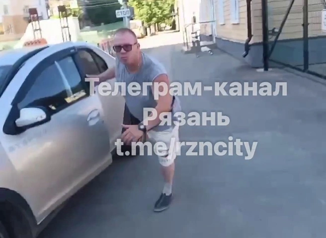 В центре Рязани таксист обматерил и оплевал мужчину, заснявшего, как он грубо нарушает ПДД | ya62.ru