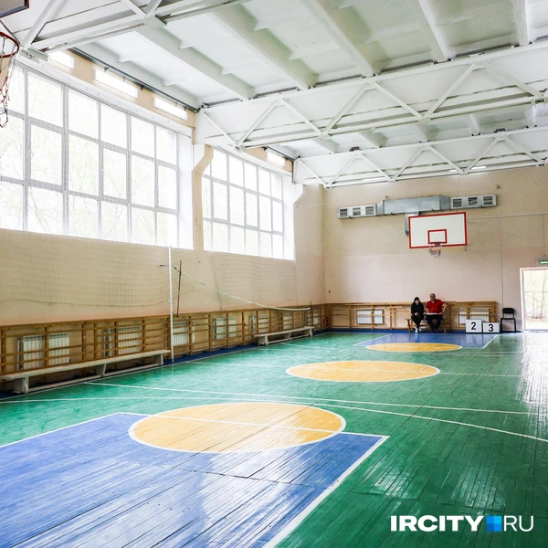Спортзал выглядит довольно прилично. Здесь проходят большие общешкольные мероприятия, потому что актового зала нет | Источник: Ксения Филимонова / «ИрСити»