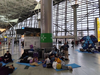 Пассажиры рейса в Хургаду ждут на ковриках | Источник: Игорь Мещанев / MSK1.RU