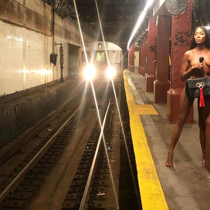 Обнаженная Наоми Кэмпбелл в метро (и в неопубликованной съемке для Valentino)