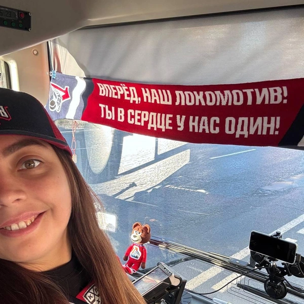 Светлана Лебедева украсила троллейбус № 9 в Ярославле хоккейной атрибутикой | Источник: «Света рулит 🚎 тралик, свечи и доброта😌» / Telegram