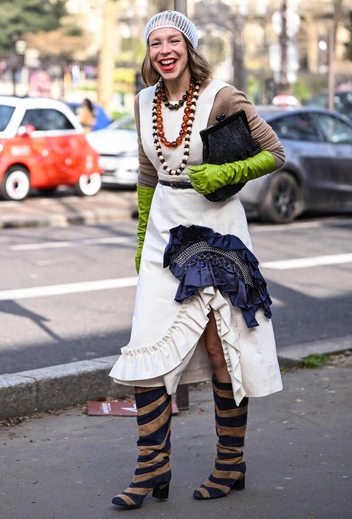 Почему моду так резко качнуло от тихой роскоши к глэм-шику