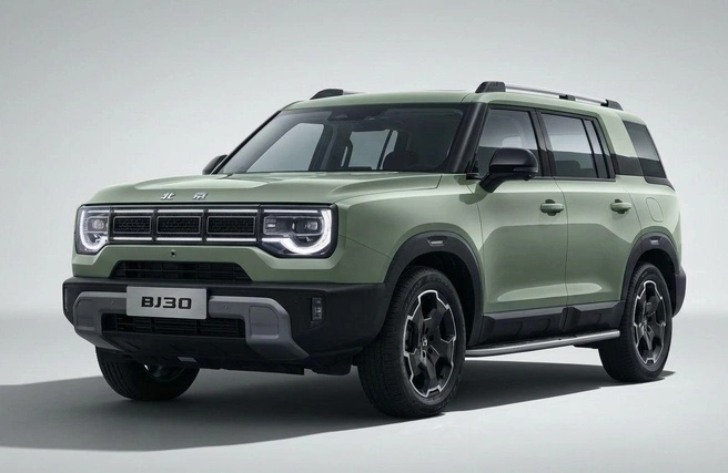 BAIC BJ30 относится к тому же размерному классу (длина 4730 мм) и похож на внедорожник, но это кроссовер с несущим кузовом и независимыми подвесками. Для России заявлен последовательный гибрид с двумя электромоторами мощностью 409 л. с. и 1,5-литровым ДВС (158 л. с.) | Источник: baic-auto.ru