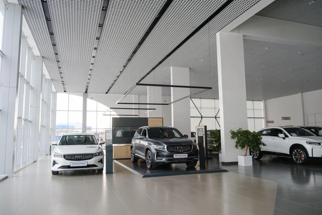 Покупатели могут посмотреть новые автомобили Geely в различных вариантах исполнения | Источник: «Восток Моторс»